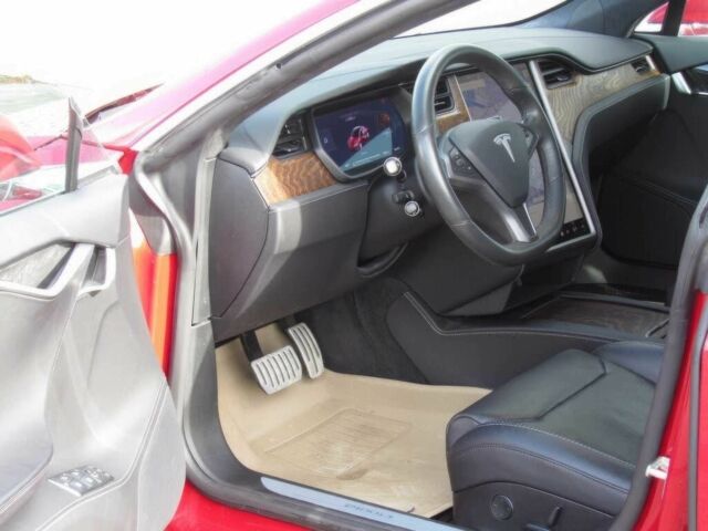 Красный Тесла Модель С, объемом двигателя 0 л и пробегом 60 тыс. км за 13500 $, фото 8 на Automoto.ua