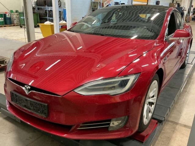 Красный Тесла Модель С, объемом двигателя 0 л и пробегом 160 тыс. км за 16300 $, фото 1 на Automoto.ua