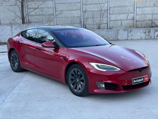 Красный Тесла Модель С, объемом двигателя 0 л и пробегом 118 тыс. км за 26990 $, фото 4 на Automoto.ua