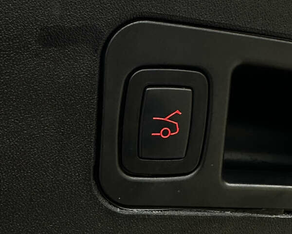 Красный Тесла Модель С, объемом двигателя 0 л и пробегом 306 тыс. км за 10900 $, фото 20 на Automoto.ua