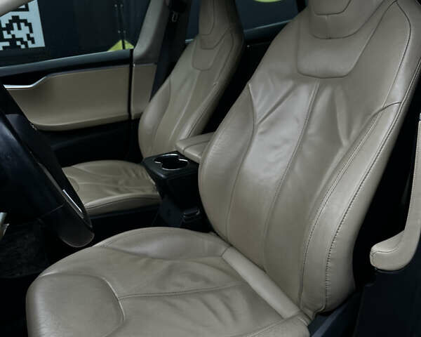 Красный Тесла Модель С, объемом двигателя 0 л и пробегом 306 тыс. км за 10900 $, фото 6 на Automoto.ua