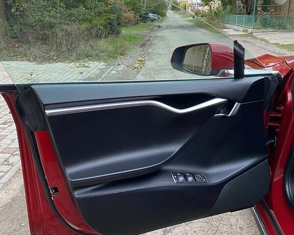 Красный Тесла Модель С, объемом двигателя 0 л и пробегом 179 тыс. км за 14800 $, фото 13 на Automoto.ua