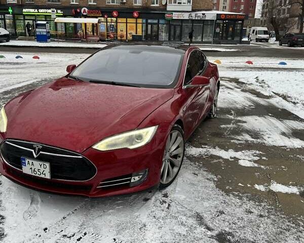 Красный Тесла Модель С, объемом двигателя 0 л и пробегом 175 тыс. км за 11800 $, фото 3 на Automoto.ua