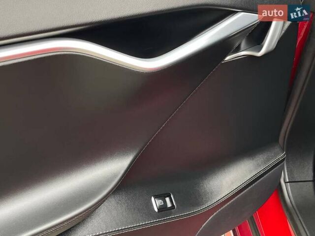 Червоний Тесла Модель С, об'ємом двигуна 0 л та пробігом 236 тис. км за 12999 $, фото 35 на Automoto.ua