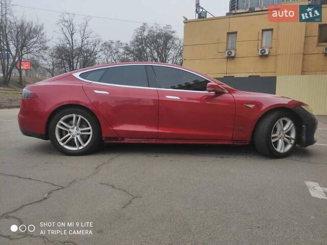 Красный Тесла Модель С, объемом двигателя 0 л и пробегом 248 тыс. км за 10500 $, фото 1 на Automoto.ua