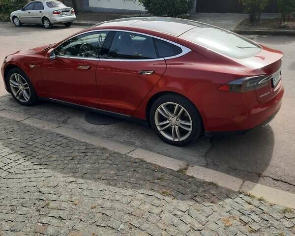 Красный Тесла Модель С, объемом двигателя 0 л и пробегом 150 тыс. км за 16650 $, фото 2 на Automoto.ua