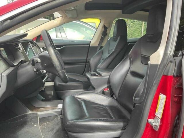 Красный Тесла Модель С, объемом двигателя 0 л и пробегом 322 тыс. км за 9990 $, фото 4 на Automoto.ua