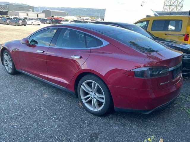 Красный Тесла Модель С, объемом двигателя 0 л и пробегом 322 тыс. км за 9990 $, фото 2 на Automoto.ua