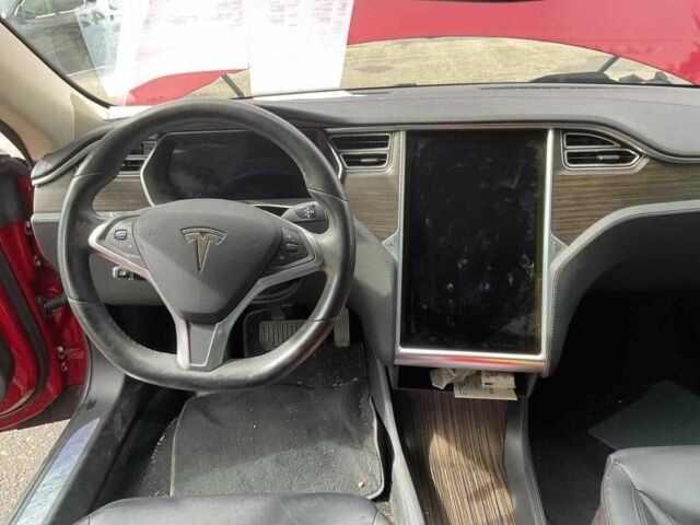 Красный Тесла Модель С, объемом двигателя 0 л и пробегом 322 тыс. км за 9990 $, фото 3 на Automoto.ua