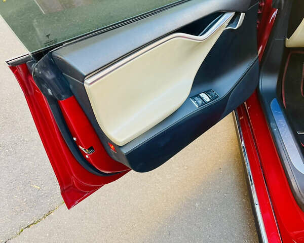 Червоний Тесла Модель С, об'ємом двигуна 0 л та пробігом 80 тис. км за 12800 $, фото 32 на Automoto.ua