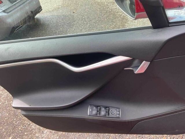 Красный Тесла Модель С, объемом двигателя 0 л и пробегом 322 тыс. км за 9990 $, фото 9 на Automoto.ua