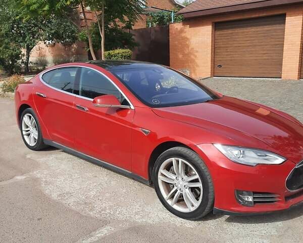 Красный Тесла Модель С, объемом двигателя 0 л и пробегом 150 тыс. км за 16650 $, фото 5 на Automoto.ua