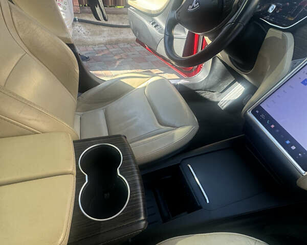 Красный Тесла Модель С, объемом двигателя 0 л и пробегом 285 тыс. км за 15555 $, фото 47 на Automoto.ua