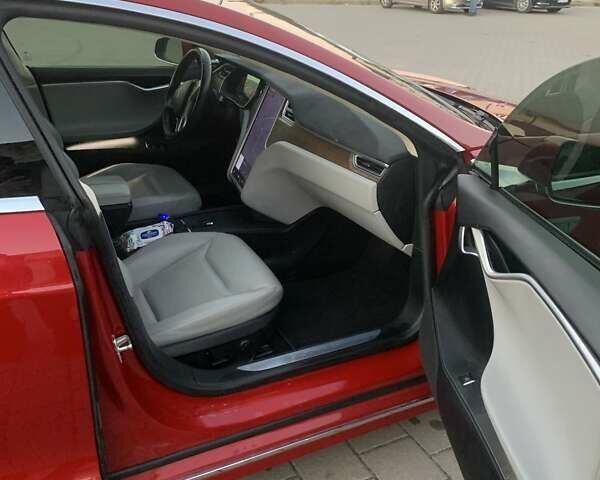 Червоний Тесла Модель С, об'ємом двигуна 0 л та пробігом 82 тис. км за 16500 $, фото 31 на Automoto.ua