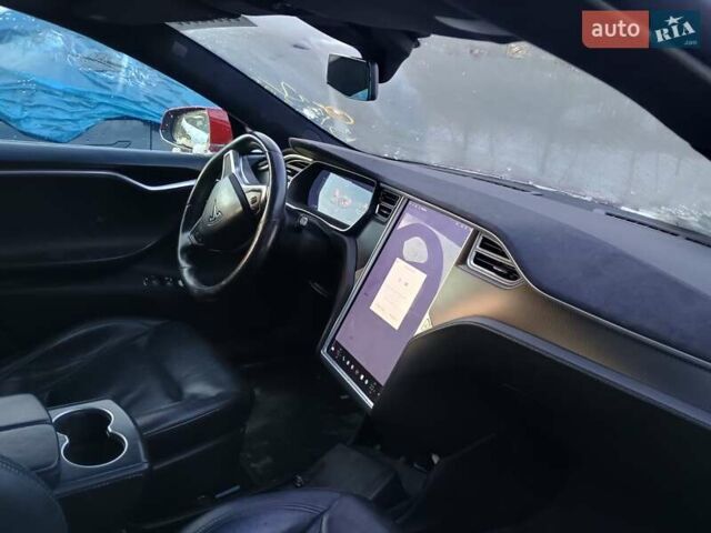 Красный Тесла Модель С, объемом двигателя 0 л и пробегом 237 тыс. км за 13500 $, фото 4 на Automoto.ua