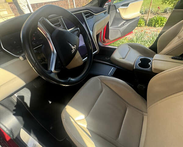 Красный Тесла Модель С, объемом двигателя 0 л и пробегом 285 тыс. км за 15555 $, фото 40 на Automoto.ua