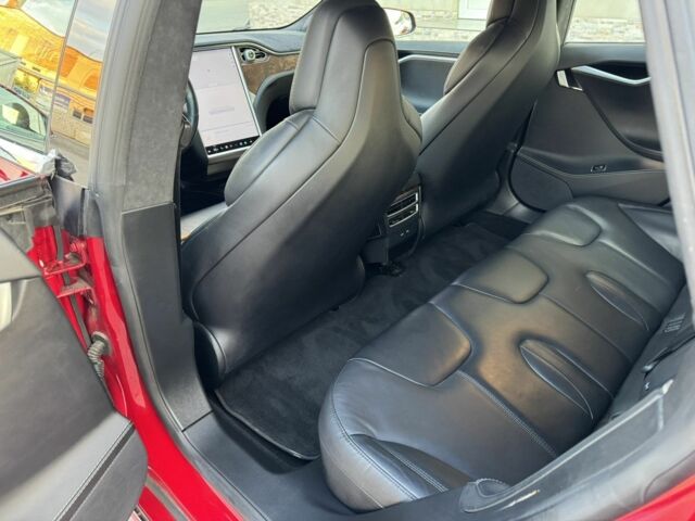 Красный Тесла Модель С, объемом двигателя 0 л и пробегом 156 тыс. км за 17300 $, фото 4 на Automoto.ua