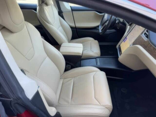 Красный Тесла Модель С, объемом двигателя 0 л и пробегом 58 тыс. км за 12000 $, фото 6 на Automoto.ua