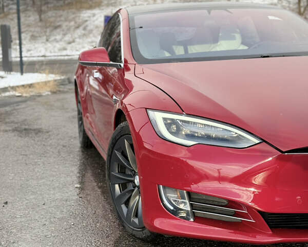 Красный Тесла Модель С, объемом двигателя 0 л и пробегом 59 тыс. км за 27500 $, фото 1 на Automoto.ua