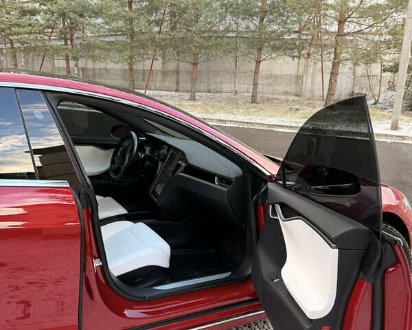 Красный Тесла Модель С, объемом двигателя 0 л и пробегом 59 тыс. км за 27500 $, фото 12 на Automoto.ua