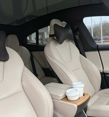 Красный Тесла Модель С, объемом двигателя 0 л и пробегом 175 тыс. км за 27000 $, фото 6 на Automoto.ua