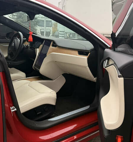 Красный Тесла Модель С, объемом двигателя 0 л и пробегом 175 тыс. км за 27000 $, фото 5 на Automoto.ua