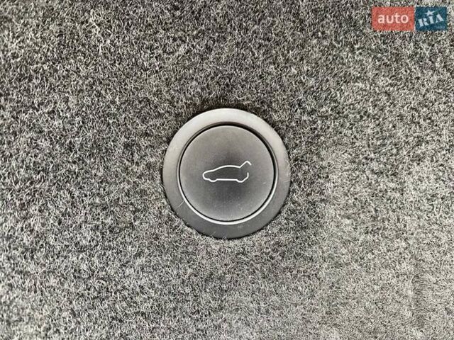 Красный Тесла Модель С, объемом двигателя 0 л и пробегом 16 тыс. км за 49900 $, фото 13 на Automoto.ua