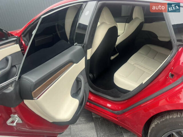 Красный Тесла Модель С, объемом двигателя 0 л и пробегом 80 тыс. км за 36900 $, фото 4 на Automoto.ua