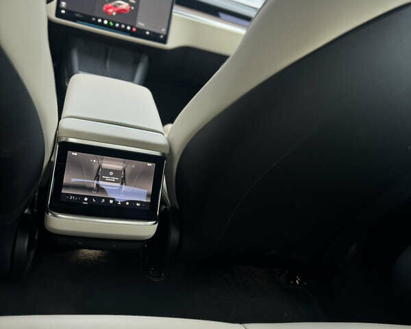 Красный Тесла Модель С, объемом двигателя 0 л и пробегом 55 тыс. км за 51000 $, фото 11 на Automoto.ua