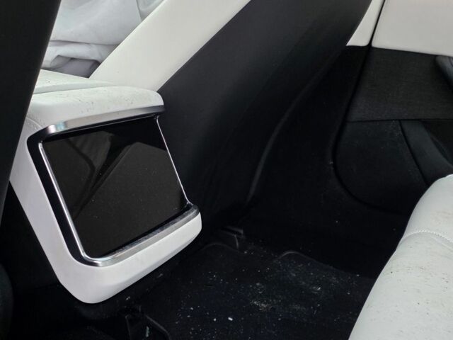 Красный Тесла Модель С, объемом двигателя 0 л и пробегом 24 тыс. км за 27777 $, фото 6 на Automoto.ua