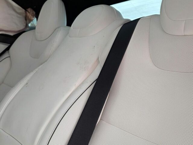 Красный Тесла Модель С, объемом двигателя 0 л и пробегом 24 тыс. км за 27777 $, фото 5 на Automoto.ua