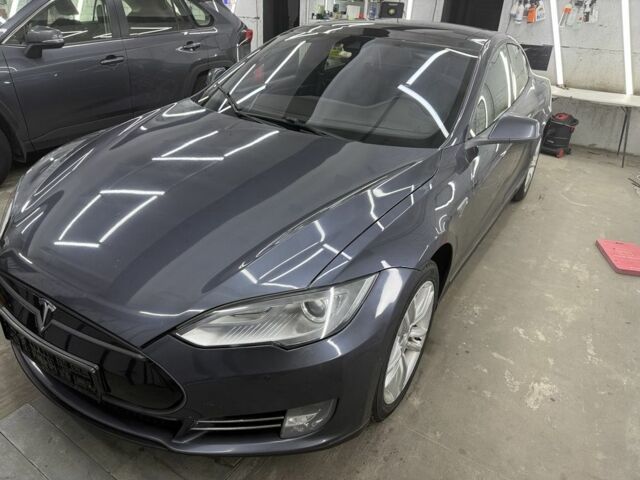 Желтый Тесла Модель С, объемом двигателя 0 л и пробегом 250 тыс. км за 16500 $, фото 3 на Automoto.ua