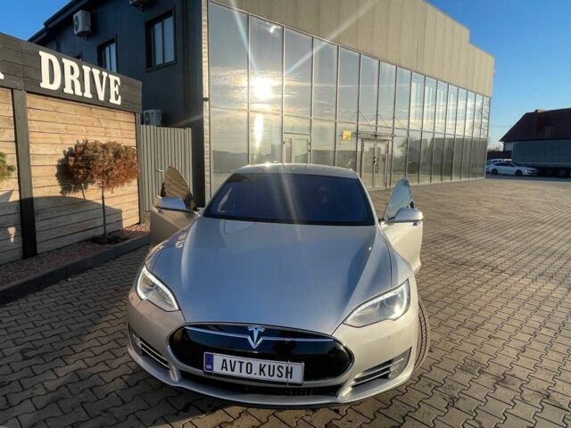Серый Тесла Модель С, объемом двигателя 0 л и пробегом 170 тыс. км за 13999 $, фото 1 на Automoto.ua