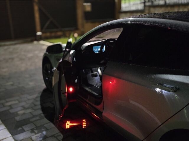 Серый Тесла Модель С, объемом двигателя 0 л и пробегом 200 тыс. км за 19200 $, фото 5 на Automoto.ua