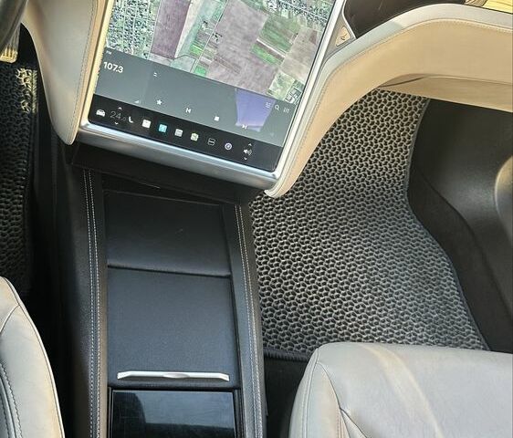 Серый Тесла Модель С, объемом двигателя 0 л и пробегом 170 тыс. км за 13999 $, фото 12 на Automoto.ua