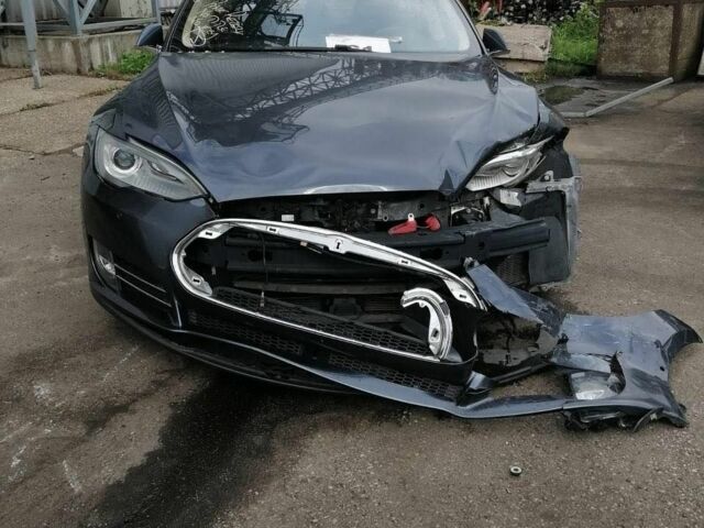 Серый Тесла Модель С, объемом двигателя 0 л и пробегом 149 тыс. км за 8500 $, фото 3 на Automoto.ua