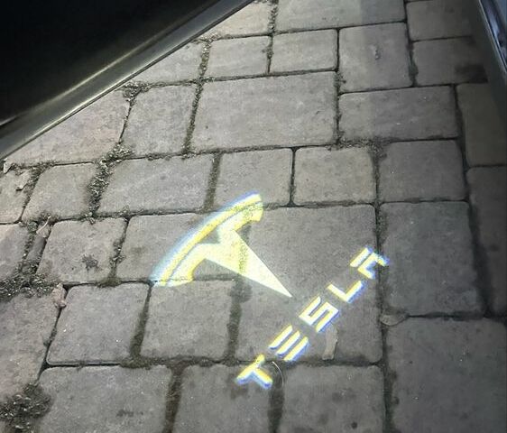 Серый Тесла Модель С, объемом двигателя 0 л и пробегом 170 тыс. км за 13999 $, фото 14 на Automoto.ua