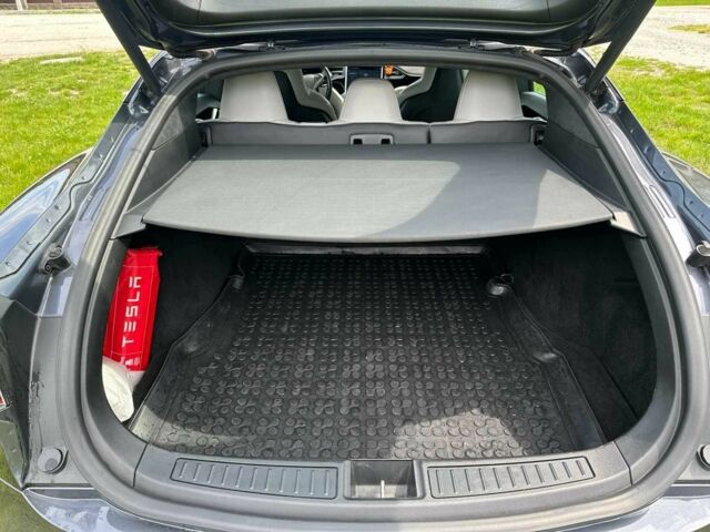 Тесла Модель С 2015 у Шепетовке на Automoto.ua Сірий Тесла Модель С, об'ємом двигуна 0 л та пробігом 180 тис. км за 14999 $, фото 4 на Automoto.ua