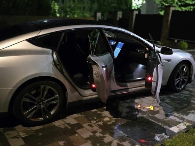 Серый Тесла Модель С, объемом двигателя 0 л и пробегом 200 тыс. км за 19200 $, фото 4 на Automoto.ua