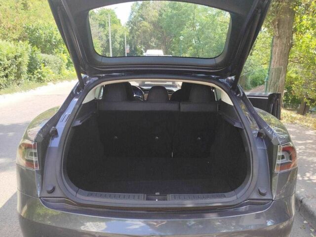 Серый Тесла Модель С, объемом двигателя 0 л и пробегом 65 тыс. км за 25500 $, фото 10 на Automoto.ua