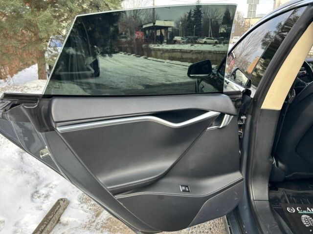 Серый Тесла Модель С, объемом двигателя 0 л и пробегом 178 тыс. км за 13900 $, фото 9 на Automoto.ua