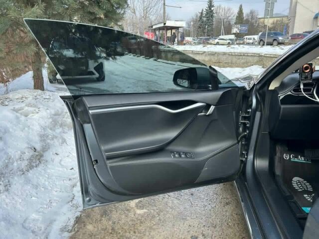 Серый Тесла Модель С, объемом двигателя 0 л и пробегом 178 тыс. км за 13900 $, фото 11 на Automoto.ua