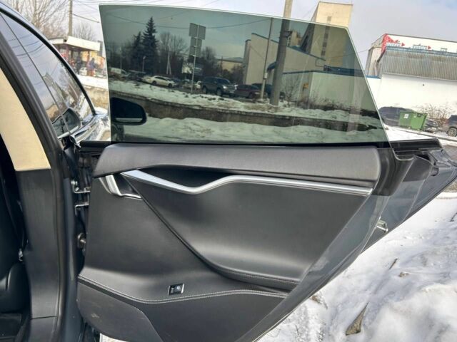 Серый Тесла Модель С, объемом двигателя 0 л и пробегом 178 тыс. км за 13900 $, фото 7 на Automoto.ua