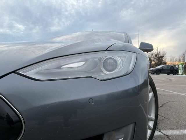 Серый Тесла Модель С, объемом двигателя 0 л и пробегом 230 тыс. км за 11000 $, фото 6 на Automoto.ua