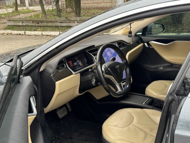 Серый Тесла Модель С, объемом двигателя 0 л и пробегом 232 тыс. км за 10700 $, фото 3 на Automoto.ua