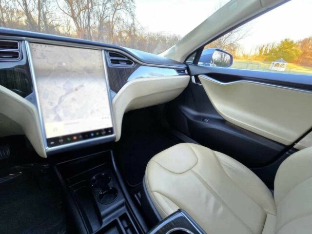 Серый Тесла Модель С, объемом двигателя 0 л и пробегом 92 тыс. км за 11600 $, фото 9 на Automoto.ua