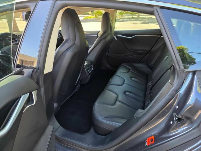 Серый Тесла Модель С, объемом двигателя 0 л и пробегом 77 тыс. км за 10000 $, фото 10 на Automoto.ua