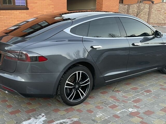 Серый Тесла Модель С, объемом двигателя 0 л и пробегом 136 тыс. км за 10999 $, фото 2 на Automoto.ua