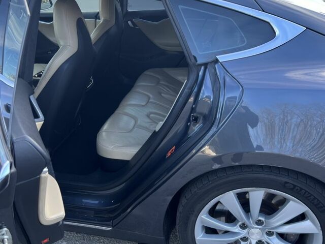 Серый Тесла Модель С, объемом двигателя 0 л и пробегом 300 тыс. км за 12700 $, фото 3 на Automoto.ua