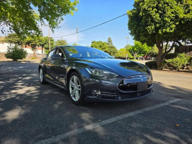 Серый Тесла Модель С, объемом двигателя 0 л и пробегом 77 тыс. км за 10000 $, фото 1 на Automoto.ua